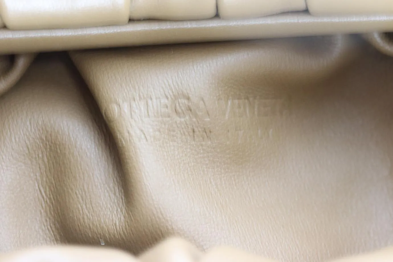 BOTTEGA VENETA POUCH GATHERED LEATHER SHOULDER BAG