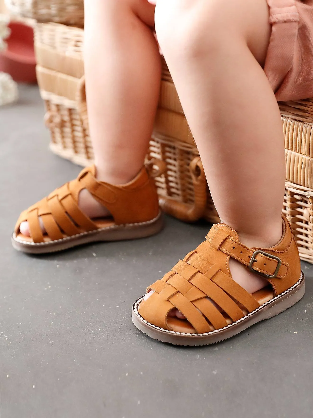 Closed-Toe Leather Sandals for Babies - beige dark solid