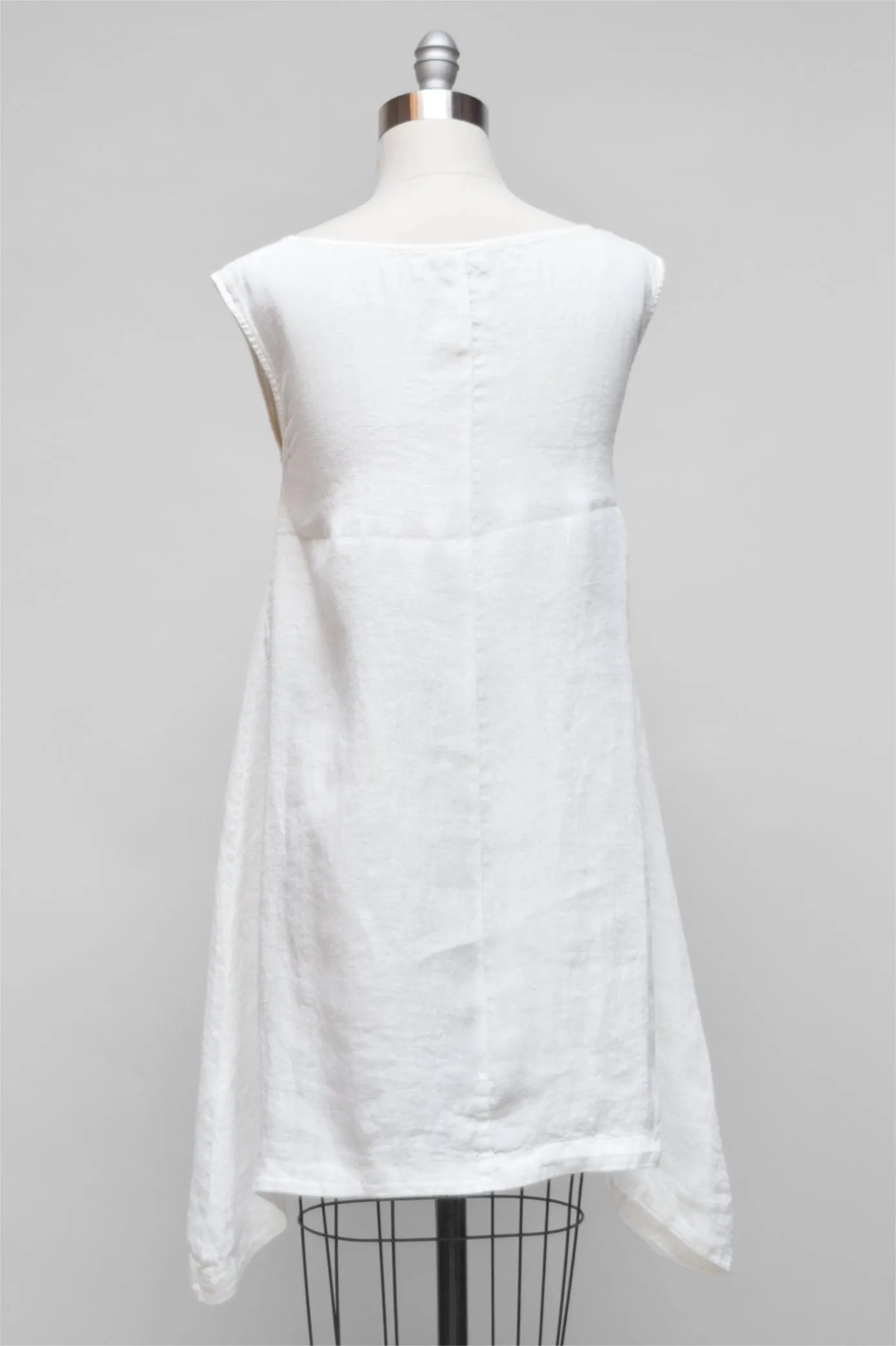 NEIRAMI Sleeveless Linen Tunic with Inset Pockets